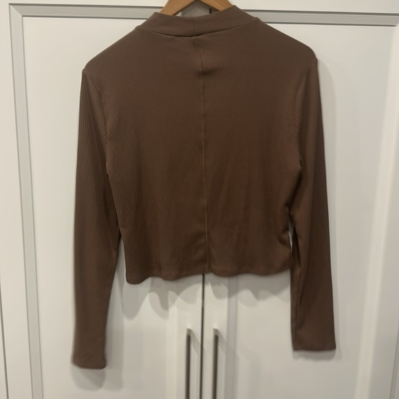 Long Sleeve Crop - Picture 4 of 4